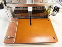 Machine de découpe des bords des cellules au lithium polymère pour la découpe des bords des batteries au lithium polymère avant le pliage des bords