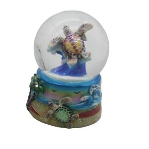 OEM al por mayor resina árbol de Navidad pueblo en miniatura bola de cristal decoración del hogar agua adorno personalizado globo de nieve - Product Image 1