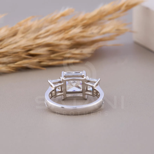 Anillo de Compromiso con Tres Piedras de Moissanita Corte Princesa, Engaste de Rejilla, Diseño Elegante y Atemporal - Product Image 4