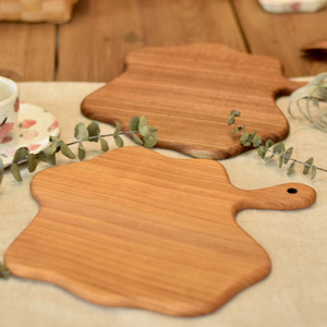 Tabla de cortar de madera hecha a mano, forma irregular, multifuncional, para uso en la cocina - Product Image 5