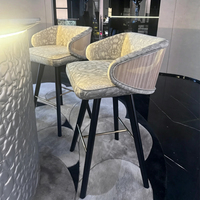 Tabouret de bar de luxe pour comptoir de cuisine, revêtement en tissu jacquard, chaises hautes de bar avec dossier en métal doré et pieds en bois laqué