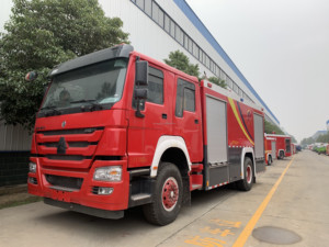 Camion de pompiers haute performance avec réservoir d'eau et pompe à incendie pour les interventions d'urgence municipales et la lutte contre les incendies routiers - Product Image 5