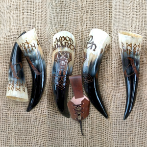 Coupe à bière traditionnelle viking en corne de bœuf polie, faite à la main, avec support de suspension en cuir, collection de verrerie médiévale pour taverne et bar. - Product Image 1