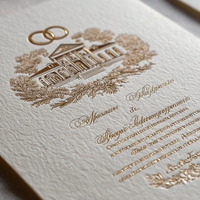 Carte de nom de table personnalisée en papier 300 g/m² avec impression de luxe, gaufrage texturé et dorure à chaud pour événements professionnels et mariages