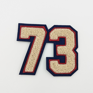 Mới Được Thiết Kế Tùy Chỉnh Thêu Khăn Với Logo Thương Hiệu Quần Áo Cap Vá Đầy Đủ Thêu Đầy Màu Sắc Bảng Chữ Cái Huy Hiệu - Product Image 1