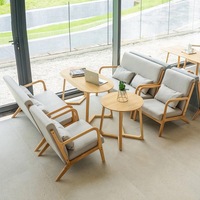 Nordischer Stil Café-Möbel Freizeitrestaurant Tisch und Stuhl Weiche Polsterung Massivholz Runder Kaffeetisch für Kaffeehäuser