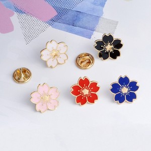 Insignias de flor de cerezo Pins lindo metal Insignias de dibujos animados broche bolsas de ropa esmalte suave Sakura broche personalizado al por mayor - Product Image 1