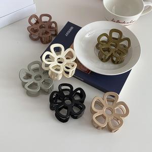 Pince à cheveux en plastique ajourée motif floral style vintage, accessoires capillaires tendance pour femmes et jeunes filles, épingle à cheveux colorée unie de qualité supérieure - Product Image 1