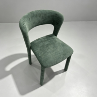 Chaise de salle à manger industrielle avec sièges rembourrés en similicuir et dossier incurvé et pieds en métal noir pour salle à manger et salon