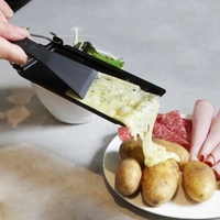 Moderner Raclette-Grill aus Edelstahl mit Antihaftbeschichtung, Drehspieß und Backblech, Klappgriff und Flammensicherung