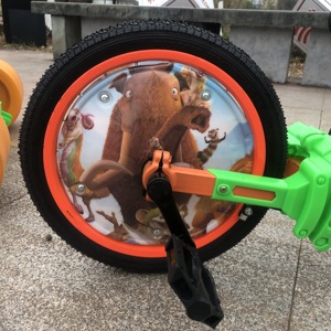 Kart à pédales au design élégant et ergonomique, cadre en acier durable, siège réglable, <span class=keywords><strong>trike</strong></span> à dérive avec accents lumineux LED pour une utilisation en extérieur - Product Image 5