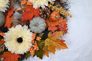 Corona Decorativa de Calabaza de 20 Pulgadas Personalizada a Bajo Precio, Corona de Otoño con Hojas y Flores de Cosecha - Product Image 4