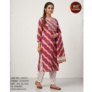 Ensemble de costume en coton brodé de fleurs, très demandé, avec dupatta élégant pour femmes, disponible à la vente - Product Image 1