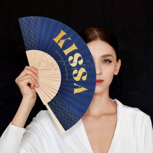 Poignées en bois de couleur naturelle personnalisées ventilateur en tissu en bois comme souvenir - Product Image 1