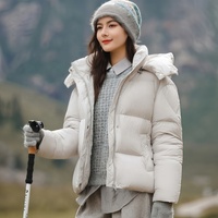 Vestes et manteaux matelassés en duvet de canard blanc 90 % haut de gamme, personnalisés ODM/OEM, pour femmes, avec capuche amovible, coupe courte, pour activités de plein air et trekking, vêtements d'extérieur d'hiver