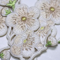 Vente en gros personnalisée de patchs brodés de fleurs de haute qualité et d'étiquettes brodées thermocollantes pour la décoration de vêtements