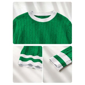 Pull en tricot à col rond rouge personnalisé avec logo sur le devant, idéal pour les groupes universitaires et les sororités - Product Image 6