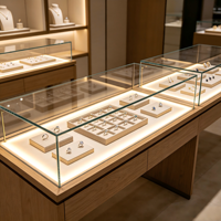 Vitrines en bois et en verre pour l'affichage des bagues et des bijoux en magasin de détail