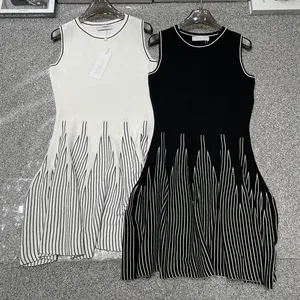 मुझसे संपर्क करें थोक ब्रोच सफेद काली धारीदार बुना हुआ ब्रांडेड महिला ग्रीष्मकालीन पोशाक 2024