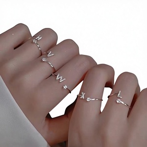 Anillo <span class=keywords><strong>de</strong></span> tungsteno electrochapado <span class=keywords><strong>de</strong></span> 26 letras para mujer, diseño <span class=keywords><strong>de</strong></span> lujo ligero <span class=keywords><strong>de</strong></span> alta gama, novedoso y moderno, anillo abierto <span class=keywords><strong>de</strong></span> circonita, éxito en internet - Product Image 1