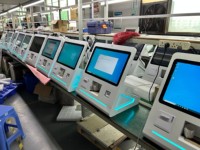 Kiosque d'auto-enregistrement pour hôtel de 21,5 pouces avec écran tactile 10 points, imprimante, lecteur de codes-barres, lecteur de cartes, OEM