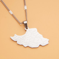 Colliers en acier inoxydable KABA Jewelry avec pendentifs multiples représentant des cartes de villes
