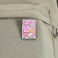 Épinglette en émail de haute qualité, motif bottes de cowboy roses et carte de tarot, badge métallique personnalisé, épinglette de revers western, vente en gros, bijoux musicaux