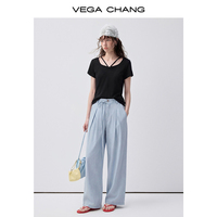T-shirt basique slim en maille unie pour femme VEGA CHANG, noir mat, tissu en maille douce et élastique, détail unique croisé à l'avant