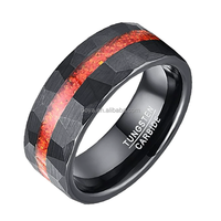 Bague classique en carbure de tungstène noir de 8mm de bijoux POYA incrustation d'opale rouge martelée pour anniversaire de fête de fiançailles de mariage