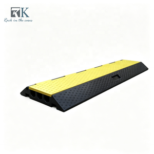 Protecteur de câble jaune et noir, rampe de protection de câble robuste, rampe de protection de câble réutilisable pour la protection des câbles - Product Image 1