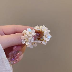 Boucles d'oreilles clous minimalistes haut de gamme Niche Flower pour <span class=keywords><strong>tenue</strong></span> de soirée, usage quotidien, trajets quotidiens et rendez-vous - Product Image 4