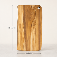 Planche à découper en bois d'olivier avec trou de suspension aux coins pour la préparation culinaire et le service de fromages, idéale pour la cuisine et la salle à manger.