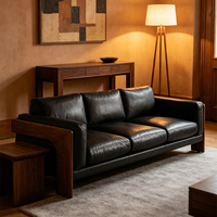 Canapé carré 3 places en cuir noir avec accoudoirs en bois de noyer, design mi-moderne pour appartement et hôtel