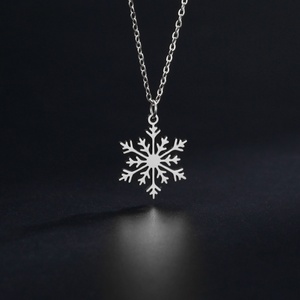 Collier tendance personnalisé pour Noël, pendentif flocon de neige en acier inoxydable plaqué or 18 carats avec chaîne à maillons - Product Image 5