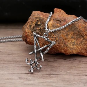 Yunnique Collier Pendentif Lucifer Étoile à Cinq Branches Forces Maléfiques pour Hommes en Acier Inoxydable Design Asymétrique Bijoux - Product Image 2