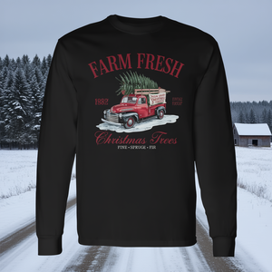 Camiseta de manga larga con camioneta vintage y árboles de Navidad frescos de la granja - Product Image 3