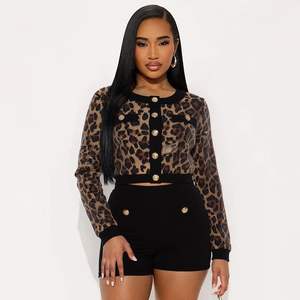 Ensemble crop top et short léopard à sequins personnalisé 2026 pour femme, tenue moulante de club avec boutons dorés et taille naturelle - Product Image 1