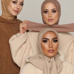Venta al por mayor de fábrica: Nuevo y práctico turbante de poliéster con diseño de botón en la barbilla para mujeres musulmanas, hiyab instantáneo Hegira para mujeres malayas e indonesias. - Product Image 2