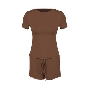 Ensemble 2 pièces sportif pour femme, collection Printemps/Été 2026 : T-shirt à manches courtes et col rond & Short moulant en polyester - Product Image 2