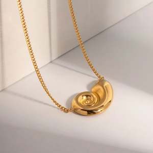 Collier en or 18 carats fait à la main pour femmes Collier pendentif en forme de cercle en forme de conque en acier inoxydable de haute qualité - Product Image 4