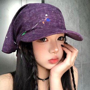 <span class=keywords><strong>Gorra</strong></span> de béisbol de PVC morado de 6 paneles <span class=keywords><strong>con</strong></span> diseño de grafiti urbano para mujer, de primavera, <span class=keywords><strong>con</strong></span> visera ancha que realza el rostro, estilo pato, <span class=keywords><strong>con</strong></span> cinta. - Product Image 1