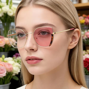 Nuevas gafas ópticas de moda europea y americana con montura ojo de gato para mujer, lentes TAC con protección UV400 y antiluz azul, montura mediana, color negro. - Product Image 1