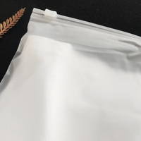 Sac Zippé en Plastique Refermable avec Logo Imprimé Personnalisé, Finition Mate Dépolie, Idéal pour l'Emballage de Vêtements (T-Shirts)