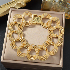 Clásico Anillo de Segmentos Superpuestos Ornamentados con Superficie Tallada Esmerilada, Diseño para Mujer, Venta al por Mayor, Chapado en Oro de 18K, Talla Ajustable - Product Image 5