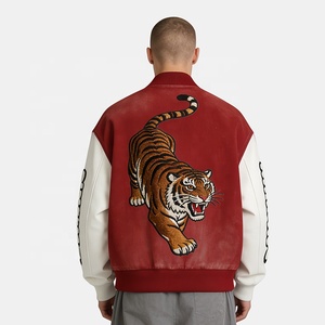 カスタムレッドレザーバーシティジャケット メンズ カスタムトレンド タオルパッチアップリケ スプレーペイント ダメージ加工 スプライシングスリーブデザイン - Product Image 3