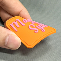 Écusson en caoutchouc PVC à motif de dessin animé, logo personnalisé, haute saturation des couleurs, design sur mesure, écologique, plat, 3D, souple, étiquette personnalisée pour chapeau