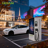 Écran numérique haute luminosité 55 pouces 2500 nits avec station de charge rapide DC et gestion à distance Cloud CMS pour centre commercial