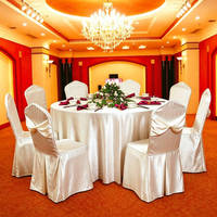 Ensemble de nappes de table en satin blanc de luxe sur mesure et housses de chaise à nœud pour tables rondes, idéal pour les lieux de réception