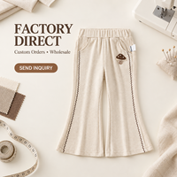 Pantalon évasé ivoire pour filles avec applique champignon, bordure de jambe en zigzag et poches latérales pour collections de vêtements pour enfants en gros et sur mesure