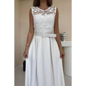 Robe de soirée élégante blanche coupe trapèze avec détails floraux en dentelle et ceinture, taille naturelle, col rond, tissu satiné - Product Image 1